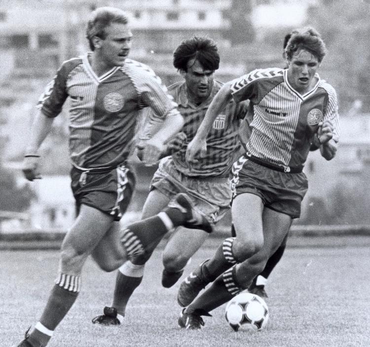 ambassadør. Flemming Povlsen (th) har prøvet det selv: Været en ung håbefuld spiller, der skulle slå sig igennem til fodboldens top. Nu er han ikke tilfreds med DBU's håndtering af de unges EM. 