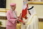 Regentbesøg. Dronning Margrethe uddelte et Storkors af Dannebrogordenen, da hun forleden besøgt Bahrain. 