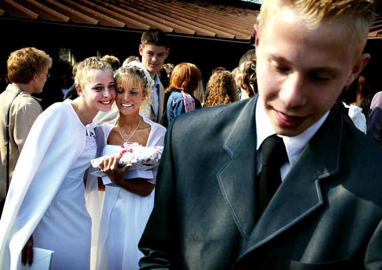 Pengeregn - danske konfirmander får i gennemsnit gaver for 17.000 kroner, viser en undersøgelse fra Nordea. 