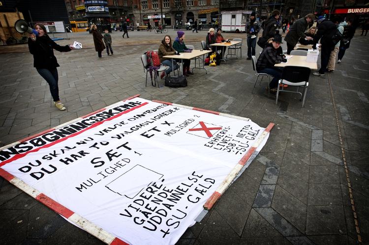 SU-demo. SU-forhandlingerne får igen i dag studerende på barrikaderne. Billedet viser en demonstration mod nedskæringer i SU'en fra 2009. 