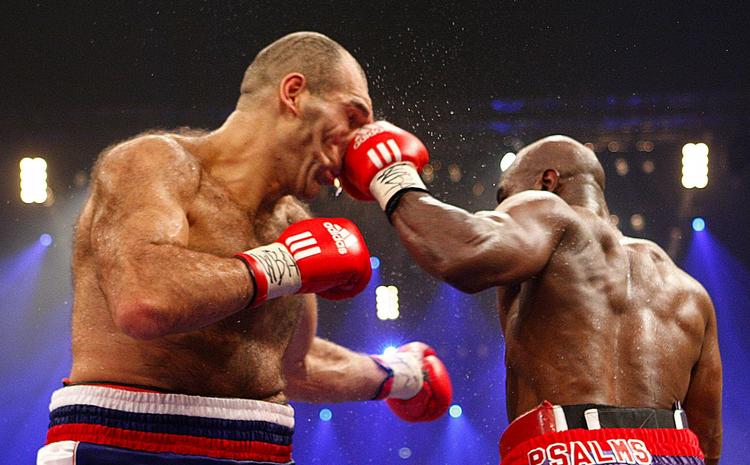 bæstet. 'The Beast from The East' Nikolai Valuev (tv) har tidligere besejret Evander Holyfield, som Brian Nielsen lørdag står over for i ringen. 