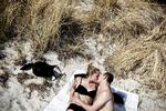 Solbadere. Ingeborg Albertsen og Christian Dannerfjord nød det gode vejr på Amager Strandpark i påsken. Nu kan de gentage successen i lutter sol. 