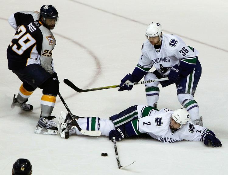 slidsomt. Med holdkammeraten Dan Hamhuis som liggende gardering passer Jannik Hansen (36) på Vancouvers mål mod Nashville. 