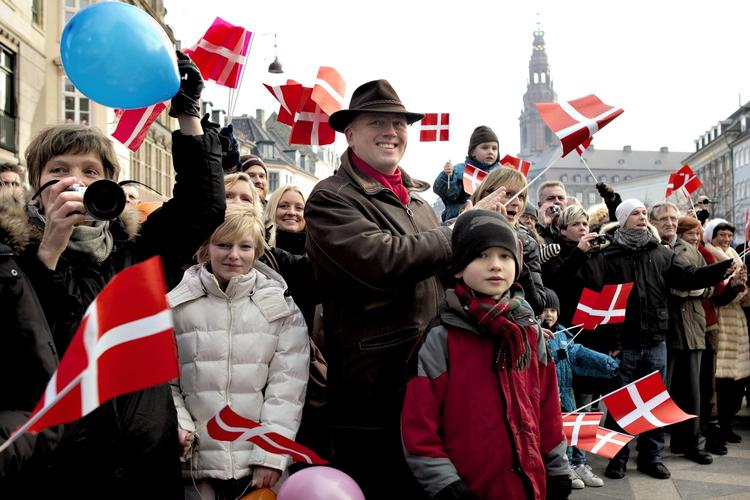 Folkefærd. I dag er der 5.561.000 danskere. Her ses et udsnit af dem. 