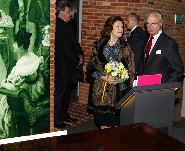 Statsbesøg. Dronning Silvia og kong Carl Gustaf er i Polen i disse dage og er bl.a. blevet interviewet om deres syn på succesforfatteren Stieg Larsson. På billedet besøger kongeparret Chopin-museet i Warszawa. 