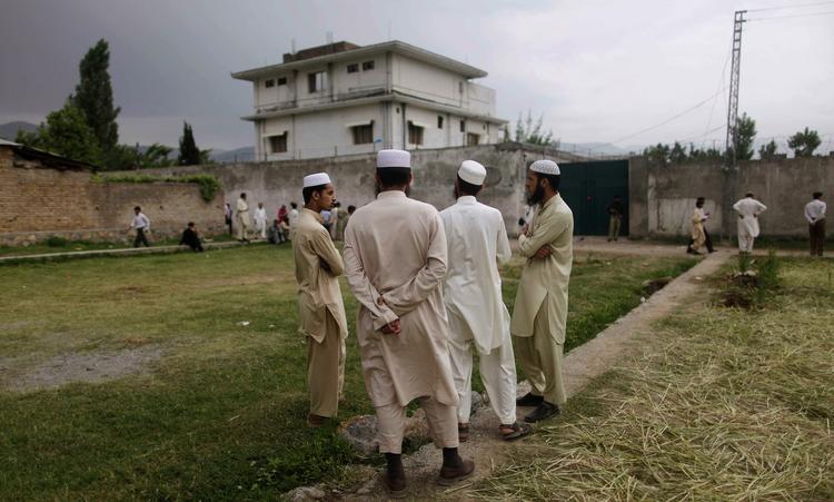 SKJULESTED. Nysgerrige pakistanere foran det hus, hvor amerikanske soldater skød bin Laden. 