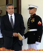 Clooney forlader Det Hvide Hus efter et møde med præsident Obama i oktober. Mange har opfordret Clooney til at gå ind i politik, men han har selv flere gange slået fast, at hans fortid med mange damer og masser af stoffer udelukker den mulighed. 