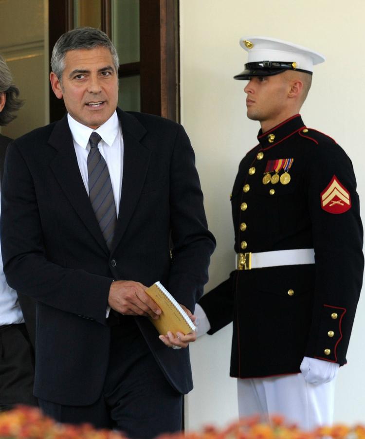 Clooney forlader Det Hvide Hus efter et møde med præsident Obama i oktober. Mange har opfordret Clooney til at gå ind i politik, men han har selv flere gange slået fast, at hans fortid med mange damer og masser af stoffer udelukker den mulighed. 