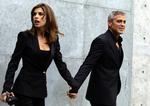 George Clooney hånd i hånd med kæresten, den 32-årige italienske skuespiller og model Elisabetta Canalis. 