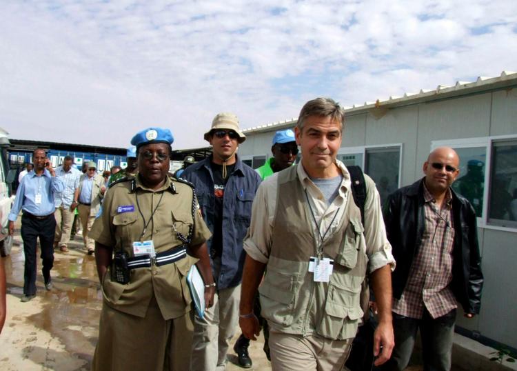 George Clooneys engagement i Sudan blev indledt sammen med filmkollegaen Don Cheadle. Her ses Clooney i El Fasher i Darfur i 2008. 