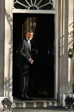 Den britiske premierminister Gordon Brown havde Clooney på besøg i 10, Downing Street i 2008. 