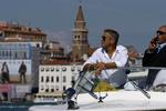 Clooney i vandtaxi i Venedig. Clooney er aktuel i to film i år, 'The Descendants' instrueret af Alexander Payne ('Rundt om Schmidt') og 'Ides of March', som han selv har instrueret. Og der er også allerede to premierer på plakaten til næste år. 