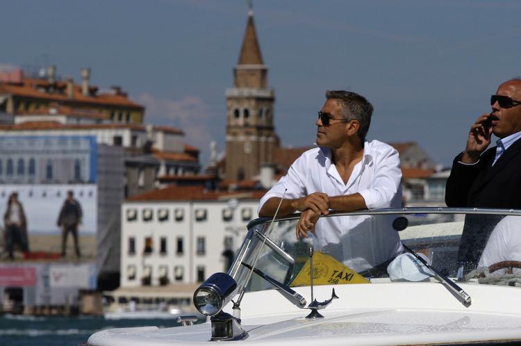 Clooney i vandtaxi i Venedig. Clooney er aktuel i to film i år, 'The Descendants' instrueret af Alexander Payne ('Rundt om Schmidt') og 'Ides of March', som han selv har instrueret. Og der er også allerede to premierer på plakaten til næste år. 