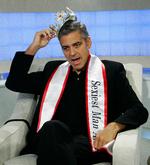 Clooney tager en kongekrone på under et tv-show på NBC, efter People Magazine havde kåret ham verdens mest sexede mand i 2006. Magasinet har i øvrigt kåret ham to gange, og det er kun Johnny Depp og Brad Pitt, der er de øvrige medlemmer af dén klub. 