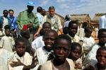 George Clooney på besøg i en flygtningelejr i det nordlige Darfur i Sudan i 2008. Clooney er fredsudsending for FN. 
