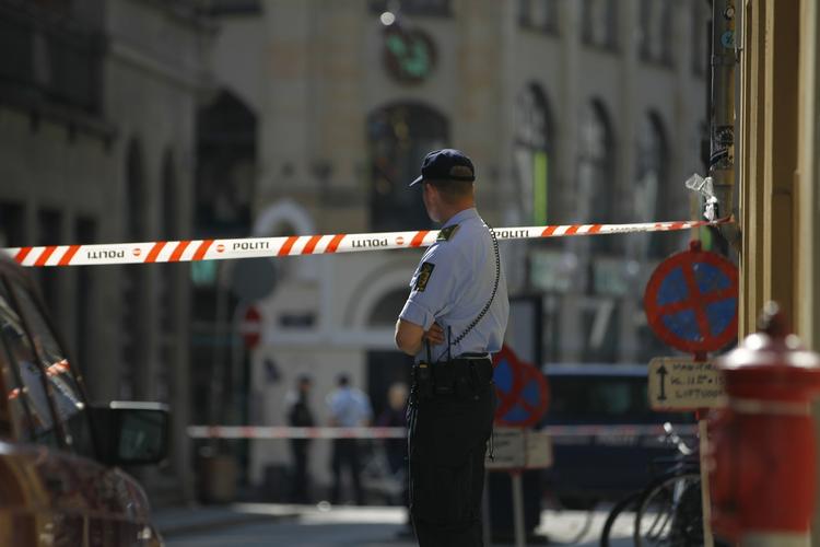 Spærret. Politiet valgte at afspærre dele af Strøget, efter at en forslået kvinde blev fundet i det indre København. Politiet frygter, at hun er blevet voldtaget. 