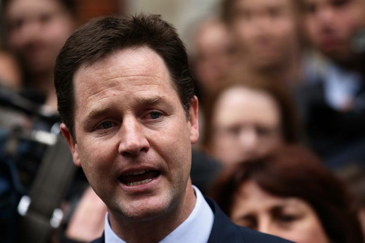 Test. Nick Clegg og Liberaldemokraterne er i problemer et år efter valget. 