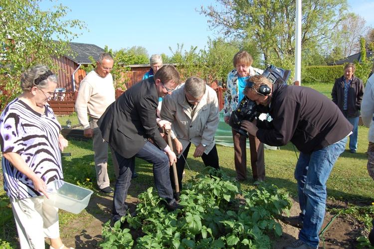 NATIONALSPISE. Her bliver der gravet kartofler op hos John Aagaard. 