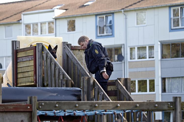 Rutsjetur. Politiet lod blandt andet en hund tage en tur gennem en rutsjebane for at lede efter blandta andet våben. 
