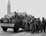 Befrielsen. Da besættelsesmagten kapitulerede, og de tyske soldater forlod Danmark, blev en række af dem tilbageholdt og taget som krigsfanger. På billedet er det en gruppe tyske logerende fra Dagmarhus, der forlader København 6. maj 1945. 