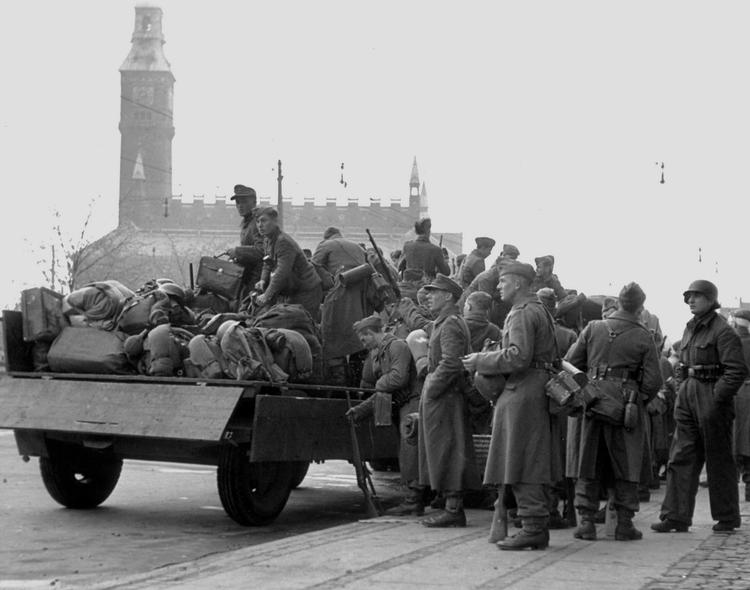 Befrielsen. Da besættelsesmagten kapitulerede, og de tyske soldater forlod Danmark, blev en række af dem tilbageholdt og taget som krigsfanger. På billedet er det en gruppe tyske logerende fra Dagmarhus, der forlader København 6. maj 1945. 