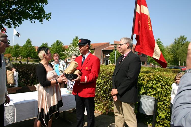 SOLSKINSKARTOFLER. Traditionen tro bliver kartoflerne fra Danmarks bedste kartoffelavler overrakt til Postdanmark, der kører kartoflerne ind til Dronningen. 