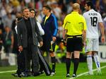 Skandalen. Bølgerne gik højt på Bernabeu stadion i Madrid under Champions League-semifinalen mellem Real Madrid og Barcelona. Til venstre i jakkesæt en ophidset Jose Mourinho. 