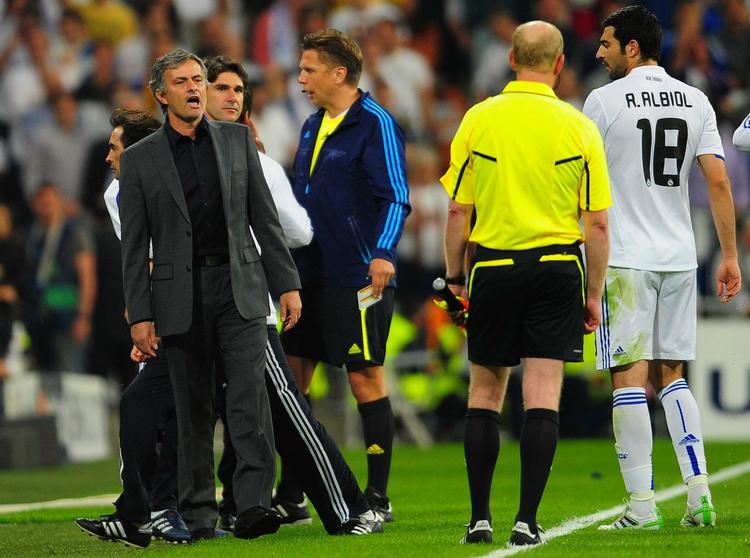 Skandalen. Bølgerne gik højt på Bernabeu stadion i Madrid under Champions League-semifinalen mellem Real Madrid og Barcelona. Til venstre i jakkesæt en ophidset Jose Mourinho. 