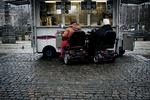 Københavner-odyssé. Journalistpraktikant Emil Bergløv og fotografpraktikant Martin Lyngstad Slottemo har været på en tre-dages jagt efter Københavns egenart. Her ses to ældre mennesker i handicap-knallerter, mens de nyder en pølse i en pølsevogn på Kgs. Nytorv. Alle fotos:  Martin Slottemo Lyngstad 