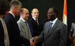 Endelig. Alassane Ouattara trykker hånd med en delegation fra Europa Kommisionen efter at være blevet taget i ed. 