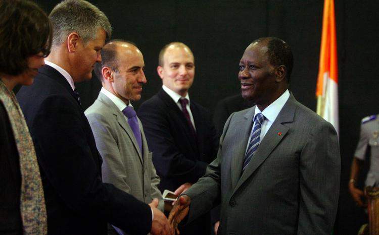 Endelig. Alassane Ouattara trykker hånd med en delegation fra Europa Kommisionen efter at være blevet taget i ed. 