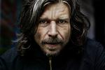 selvbiografi. Den norske forfatter Karl Ove Knausgård har vakt både begejstring og forargelse med sin selvbiografiske romanserie 'Min kamp'. 