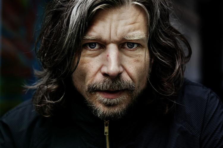 selvbiografi. Den norske forfatter Karl Ove Knausgård har vakt både begejstring og forargelse med sin selvbiografiske romanserie 'Min kamp'. 