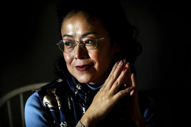 Savn.  Xinran Xue blev selv forladt af sin mor, som overlod hende kun 30 dage gammel i bedstemoderens varetægt. 