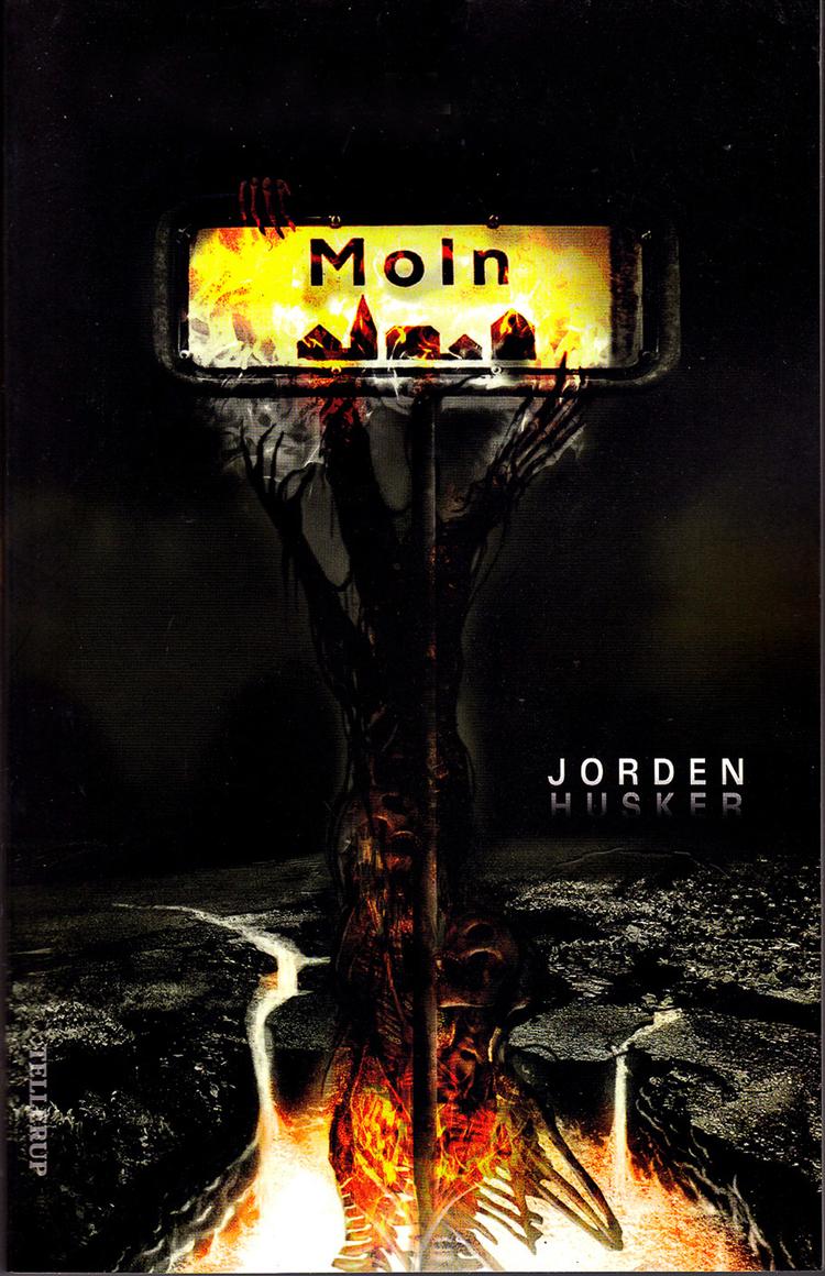 landsbyzone. Udkantsdanmark lægger uhyggelig kulisse til fortællingerne. Foto: Udsnit fra forsiden af 'Moln – jorden husker'/Peter Nielsen 