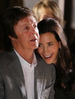 Mums. De har været kærester i flere år, og nu er det tilsyneladende tid igen for McCartney. Nummer tre står klar til at få en ring på fingeren. Her ses parret til et modeshow i Paris i oktober sidste år. 