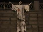 BLASFEMI. Denne plakat af Jesus med skråt op-fingre har fået en 24-årig russisk kunster fængslet. Man må ikke lade frelseren sådan 'flip the bird', som amerikanerne kalder den åbenbart uhellige handling. 