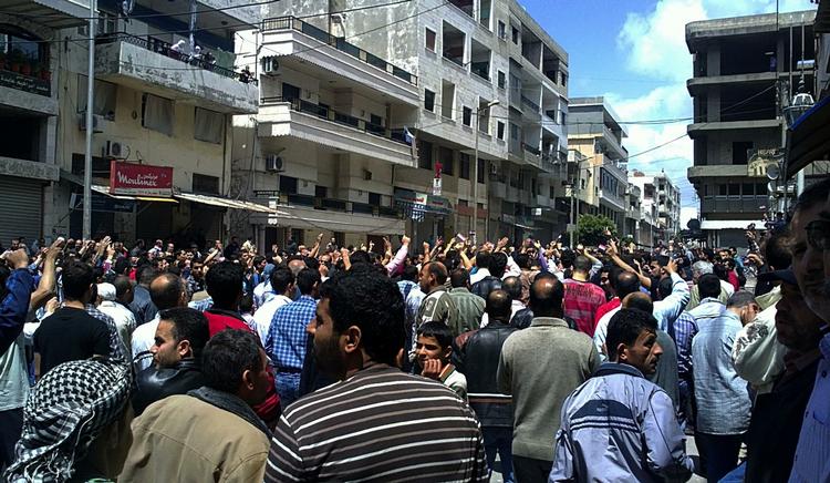 Uro. Da journalister og fotografer har svært ved at arbejde i Syrien, er det svært at få pålidelige oplysninger ud af landet. En borger har taget dette billede, som - ifølge vedkommende - viser demonstrationer i kystbyen Banias. 