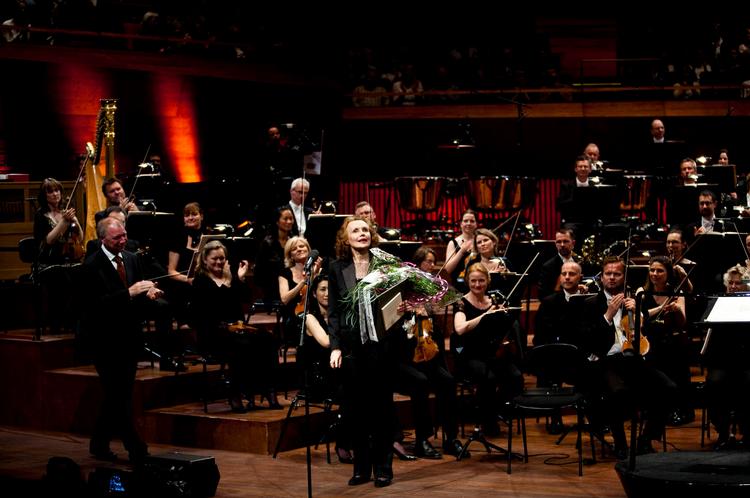 Hæder. 57-årige Kaija Saariaho modtog torsdag aften Léonie Sonnings Musikpris. Blomsterne og prisen på 600.000 kr. blev overrakt af Bertel Krarup, der ud over at være medlem af bestyrelsen også er rektor for Det Kgl. Danske Musik- konservatorium.