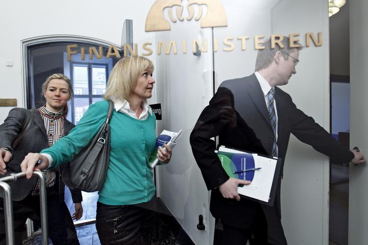 Iidgang. 2020-forhandlinger i Finansministeriet. Venstres politiske ordfører Ellen Thrane-Nøreby (tv) og De konservatives politiske ordfører Carina Christensen på vej ind til forhandlingerne. 