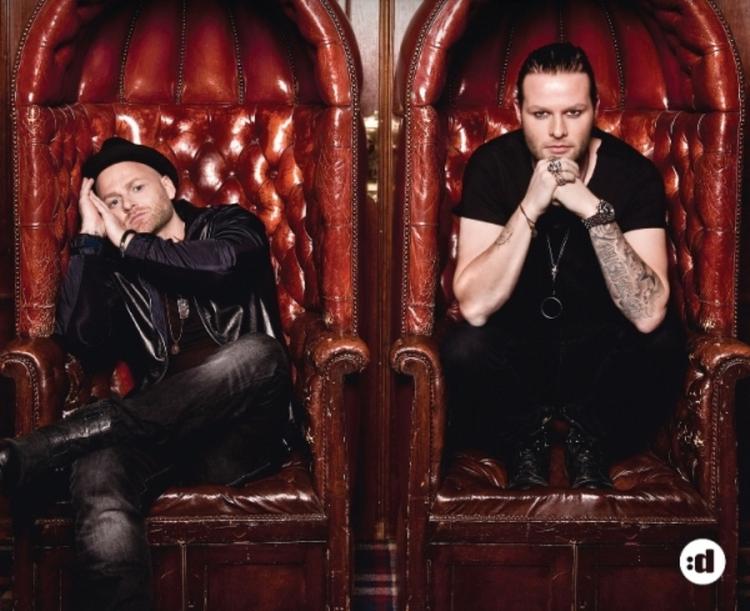 Ensformigt. Hampenberg og Brown lader den synthesizertruttende stadiondance pumpe løs på automatpilot på nyt album. Foto: Albummets cover. 