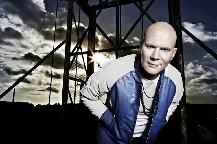 Skål. Med en løssluppen sang om at få nogle sjusser indenbords er Kato en af tidens mest populære danske dj's og producere. Og en del af den nye dancebølge, der svinger noget i kvalitet. 