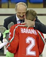 Ishockeygal. Hvideruslands præsident Alexander Lukashenko deler gerne krammere ud til landets ishockeyspillere, når det går godt. Men når det går mindre godt er han knapt så kærlig. 
