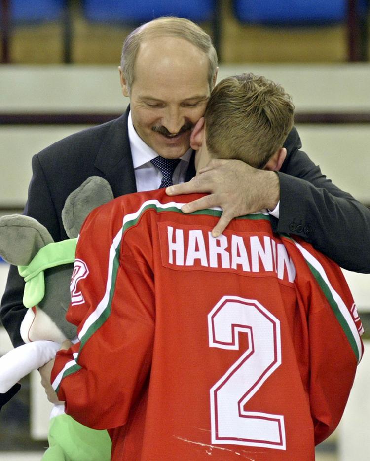 Ishockeygal. Hvideruslands præsident Alexander Lukashenko deler gerne krammere ud til landets ishockeyspillere, når det går godt. Men når det går mindre godt er han knapt så kærlig. 