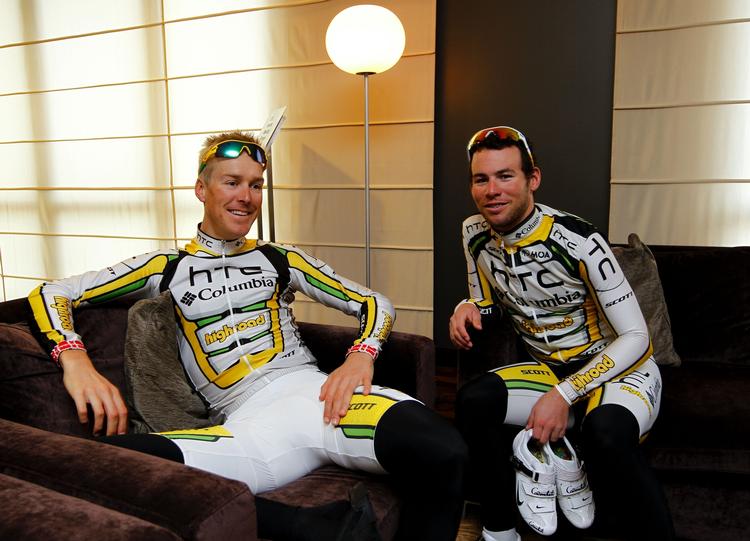 Konkurrenter. Lars Bak og Mark Cavendish er blandt de HTC-Highroad-ryttere, som Bjarne Riis' mandskab skal slå, hvis det vil have føretrøjen. 