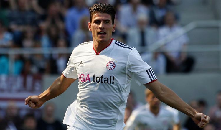 tredjeplads. Mario Gomez scorede tre mål for Bayern i kæmpesejren mod St. Pauli. 