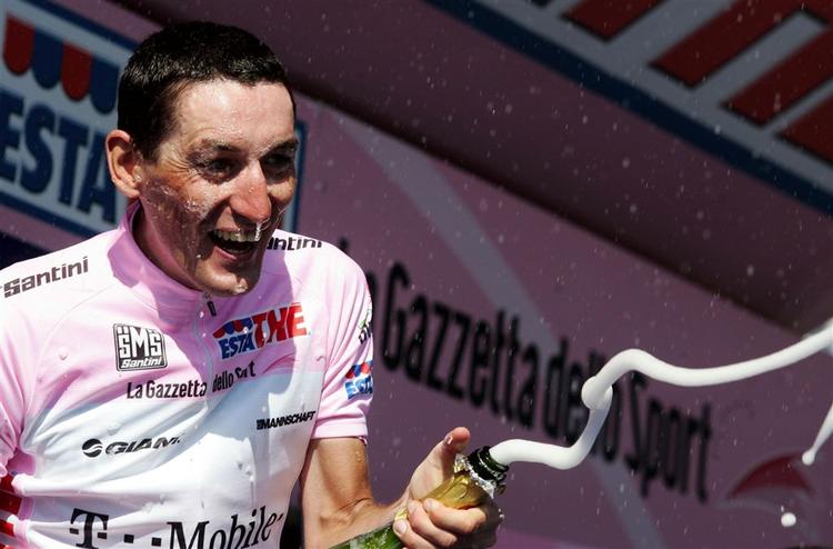 førertrøje. Han har prøvet det før, Marco Pinotti. Italieneren havde også den rosa førertrøje i Giroen over flere etaper i 2007. 
