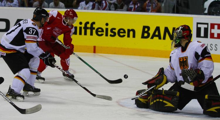 puck-helt. Mads Bødker scorer mod tyskerne i kampen, som endte 3-3 efter ordinær tid. Danskeren scorede også senere på straffeslag. 