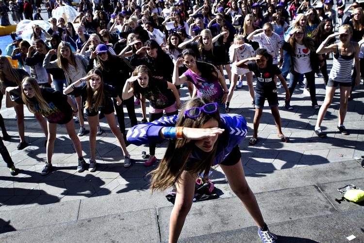 Biiiber. Teenagepigerne havde øvet sig ved at se en video på internettet, så de kunne godt Bieber-dansen. 