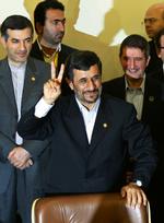 Trolddomsrænker. Irans Præsident Mahmoud Ahmadinejad og hans højrehånd i embedsmandskorpset, Esfandiar Rahim Mashaei, der af kritikere er blevet kaldt landets reelle præsident, mistænkes for at omgive sig med magikere. 